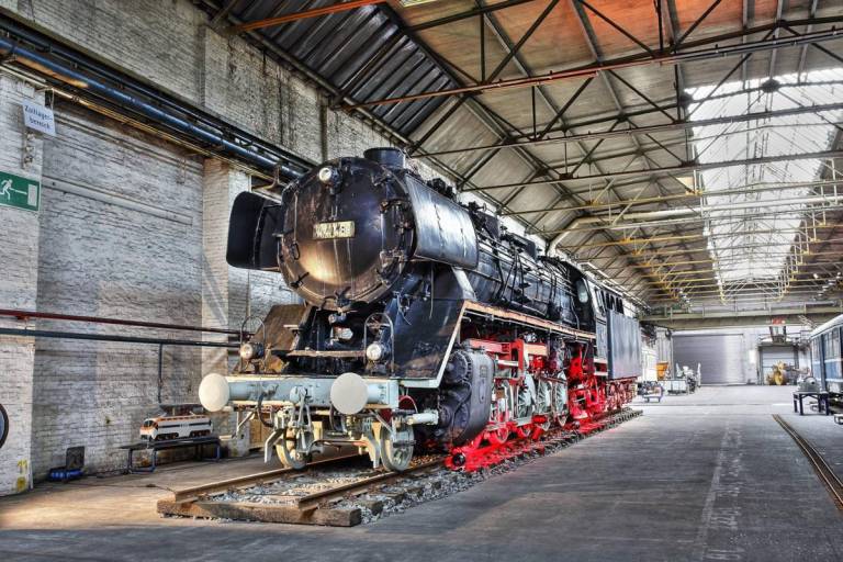 Vom Technikmuseum genutzt: In den ehemaligen Henschelhallten steht diese bei Henschel 1942 produzierte Lokomotive. © Foto: Scott/nh