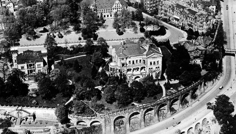 Aus der Ausstellung: Links ist die Henschelvilla zu sehen, in der Sophie Henschel wohnte, rechts das große Haus Henschel ihres Sohnes Carl. Beide Häuser existieren nicht mehr. Erhalten blieben die Bögen unten. © Breker / nh