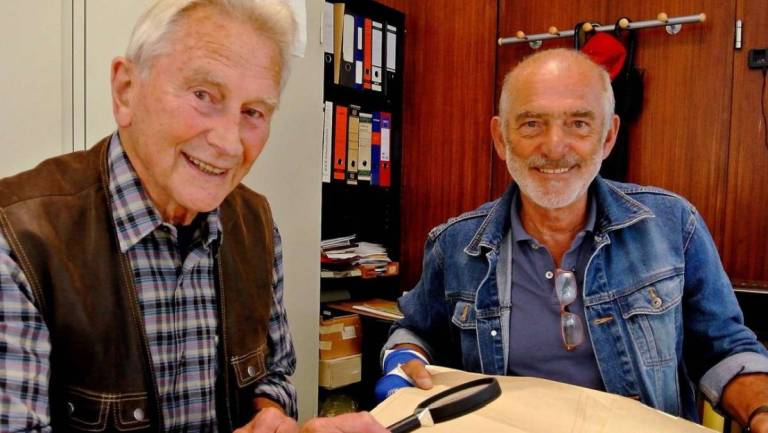 Bislang gab es nur mündlich überlieferte Augenzeugenberichte von den Aktivitäten der Firma Henschel im Welleroder Steinbruch Tiefenrod: Jetzt halten Albert Werner und Lothar Rolwes vom Geschichtskreis Söhrewald einen Beweis in den Händen. © Naumann