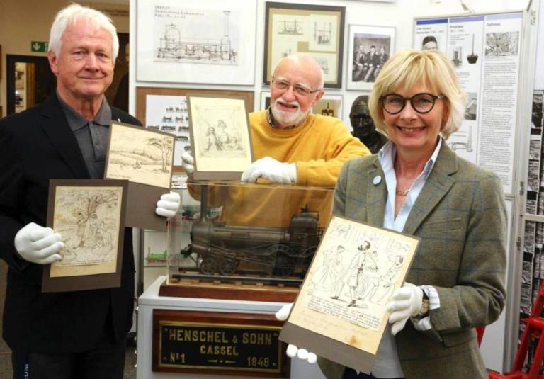 Zeichnungen von Ludwig Emil Grimm wechselten den Besitzer: Es freuen sich (von links) Helmut Weich und Claus-Achim Schlemper vom Henschel-Museum und Dorothée Rhiemeier. © Andreas Fischer